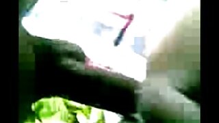 Plavuša nosi strapon i tjera dugokosu pornici talijanski azijku da ga siše